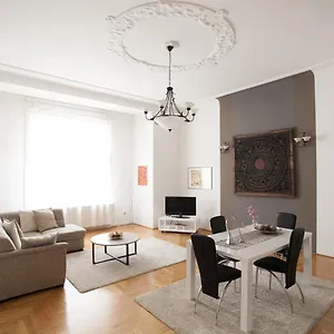 Royal Center Apartment